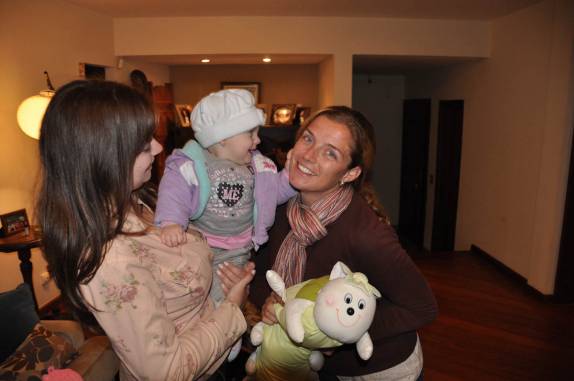 Luiza, com a mamãe e a tia coruja, em Curitiba - PR